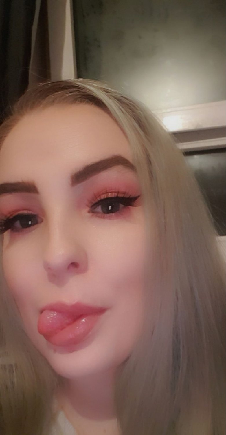 Cute UK Blonde wants to be exposed #EYycaRBC