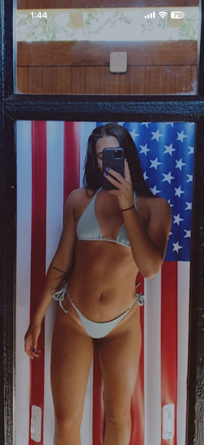 Repost and comment what you like about torey and I’ll post her nudes #UOWtanDO